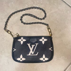LOUIS VUITTON Pochette Accessoires
Empreinte Pouch Clutch LV Shoulder Bag Used.
